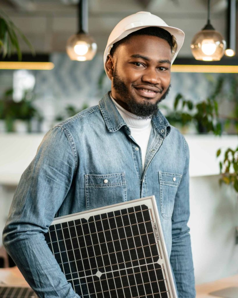 jpeg-optimizer_smiley-man-posing-with-helmet